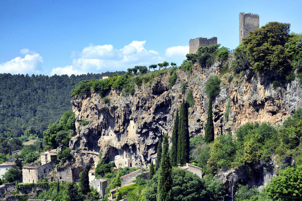 Cotignac-ruines du château sur le rocher